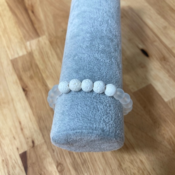 Handmade white lava rock bracelet with clear glass beads - Picture 3 of 4